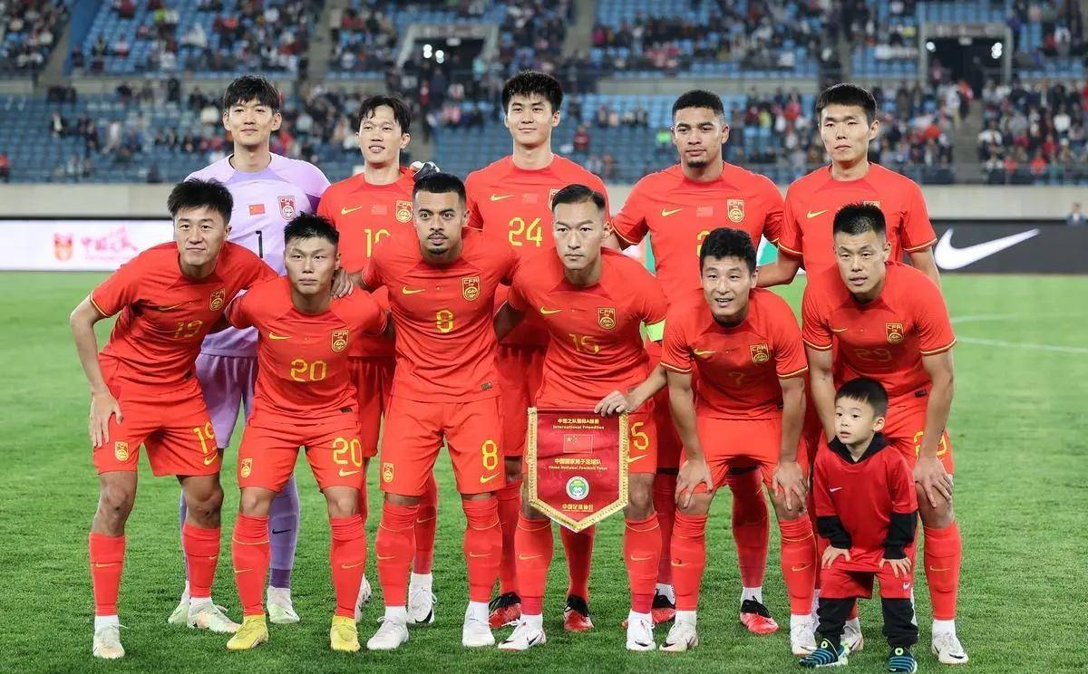 足球热潮席卷全国，各队球员为胜利而拼搏的简单介绍