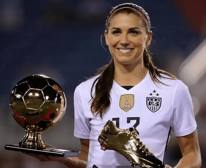 美国女足射手斩获最佳射手殊荣，绽放光芒